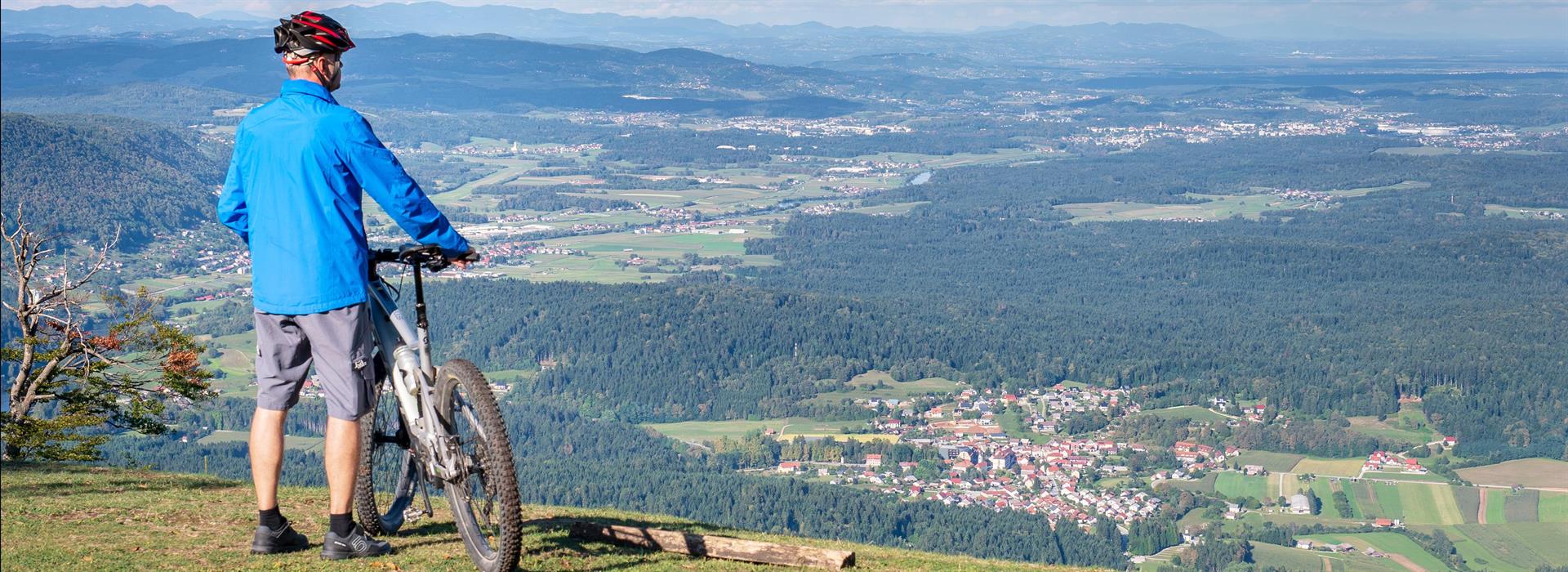 Hiking and cycling in the embrace of nature