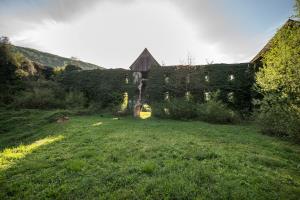 Notranje dvorišče pred obnovo, arhiv Občine Dolenjske Toplice