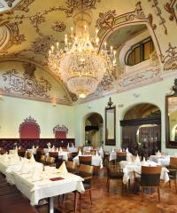 Hotel Kristal, jedilnica s kristalnim lestencem, arhiv Term Dolenjske Toplice