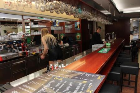 Sokol bar, Mojca Žnidaršič